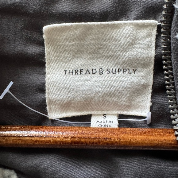 Thread & Supply Women’s Gray and White Sherpa Fleece 1/4 Zip Pullover Small - Picture 4 of 5